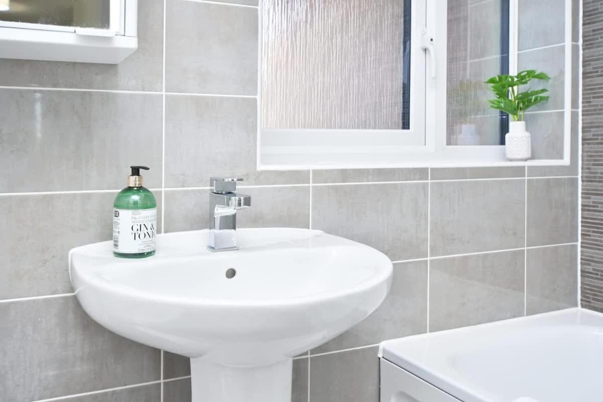 Regal House By True Stays - 3 Bedroom House In Stoke-On-Trent Extérieur photo